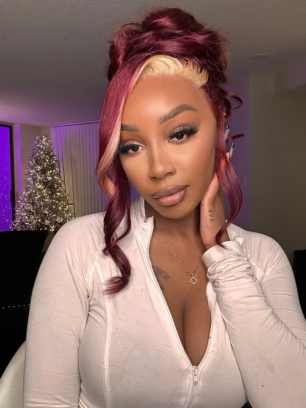 Dorsanee 13x4 Lace Frontal Skunk Stripe Wig #613/99J Burgundy Color Highlight Body Wave Wig - Image 11