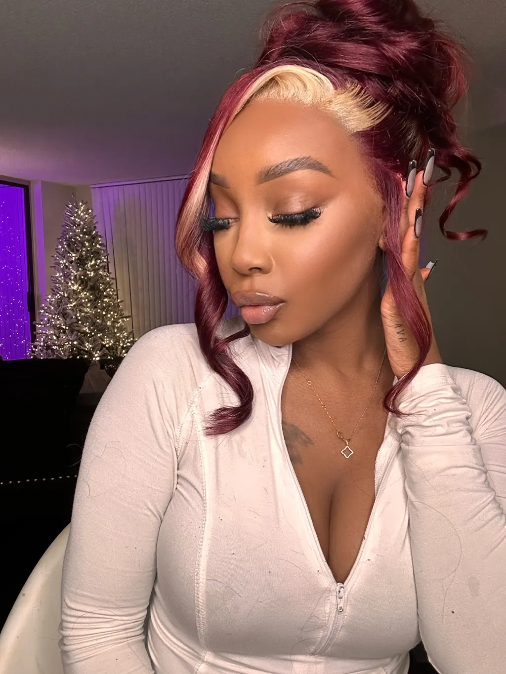Dorsanee 13x4 Lace Frontal Skunk Stripe Wig #613/99J Burgundy Color Highlight Body Wave Wig - Image 3